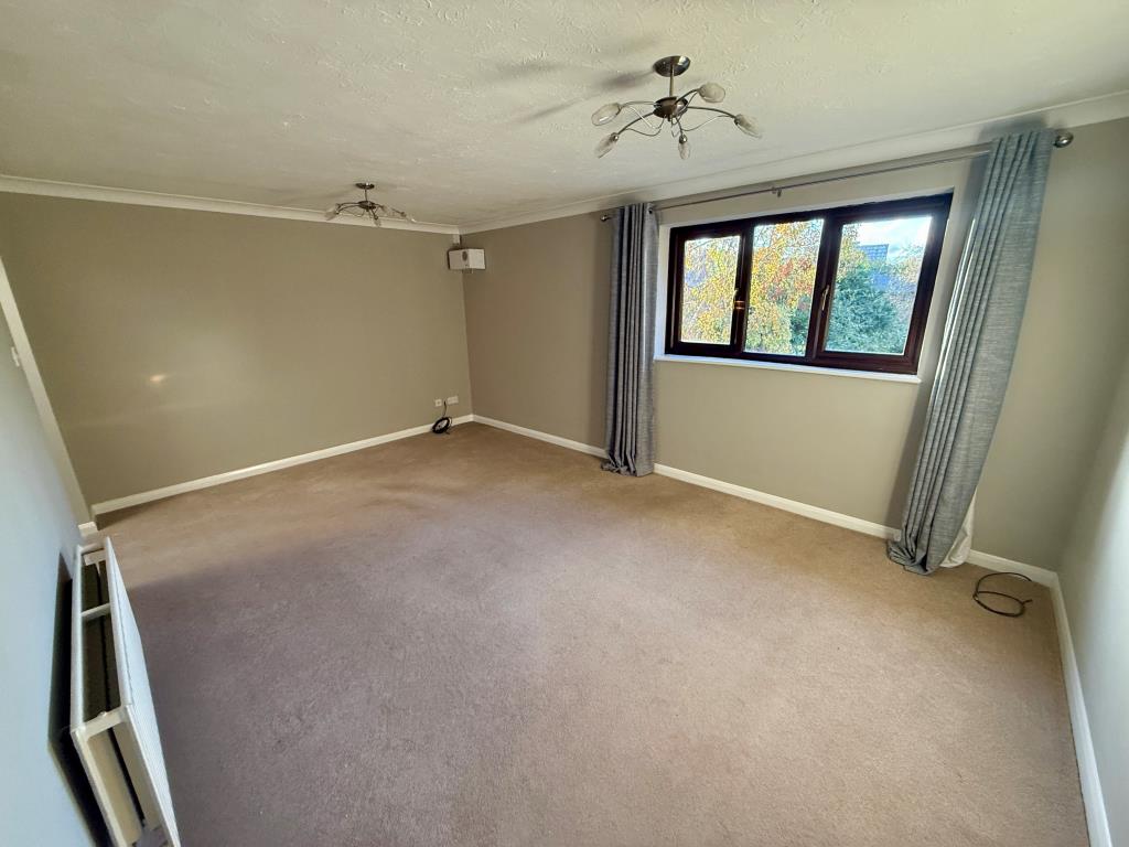 Lot: 156 - WELL PRESENTED FIRST FLOOR FLAT - Living room